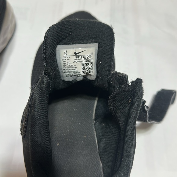 Nike FlyEase Kids Black and White Running Shoes - Picture 4 of 4